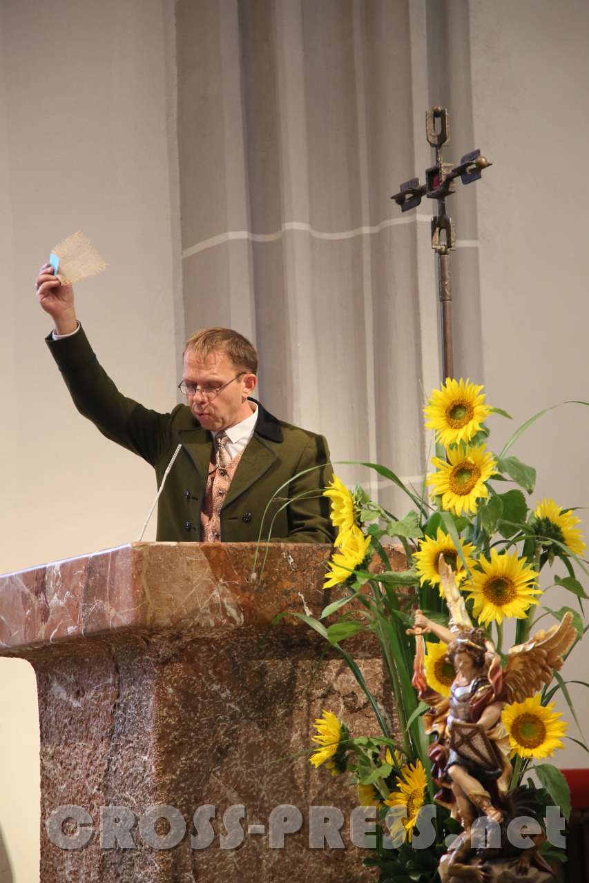 2017.09.10_16.59.47.jpg - Beim Hinausgehen wurde an alle Gottesdienstteilnehmer ein kleines "Fischernetz" mit verschiedenen Bibelstellen verteilt, das an den Wahlspruch des Pfarrers "Fahrt hinaus auf den See! Dort werft eure Netze zum Fang aus!" erinnern sollte.