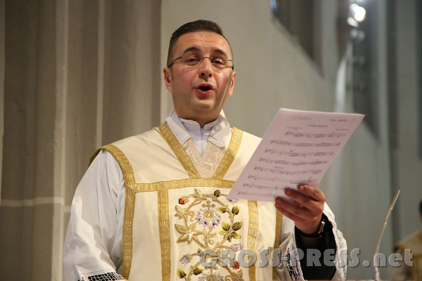 2017.09.10_17.22.11.jpg - "To je tvoja zemlja": Pfarrer Nikolaus singt ein Lied aus Kroatien, der Heimat seiner Eltern.