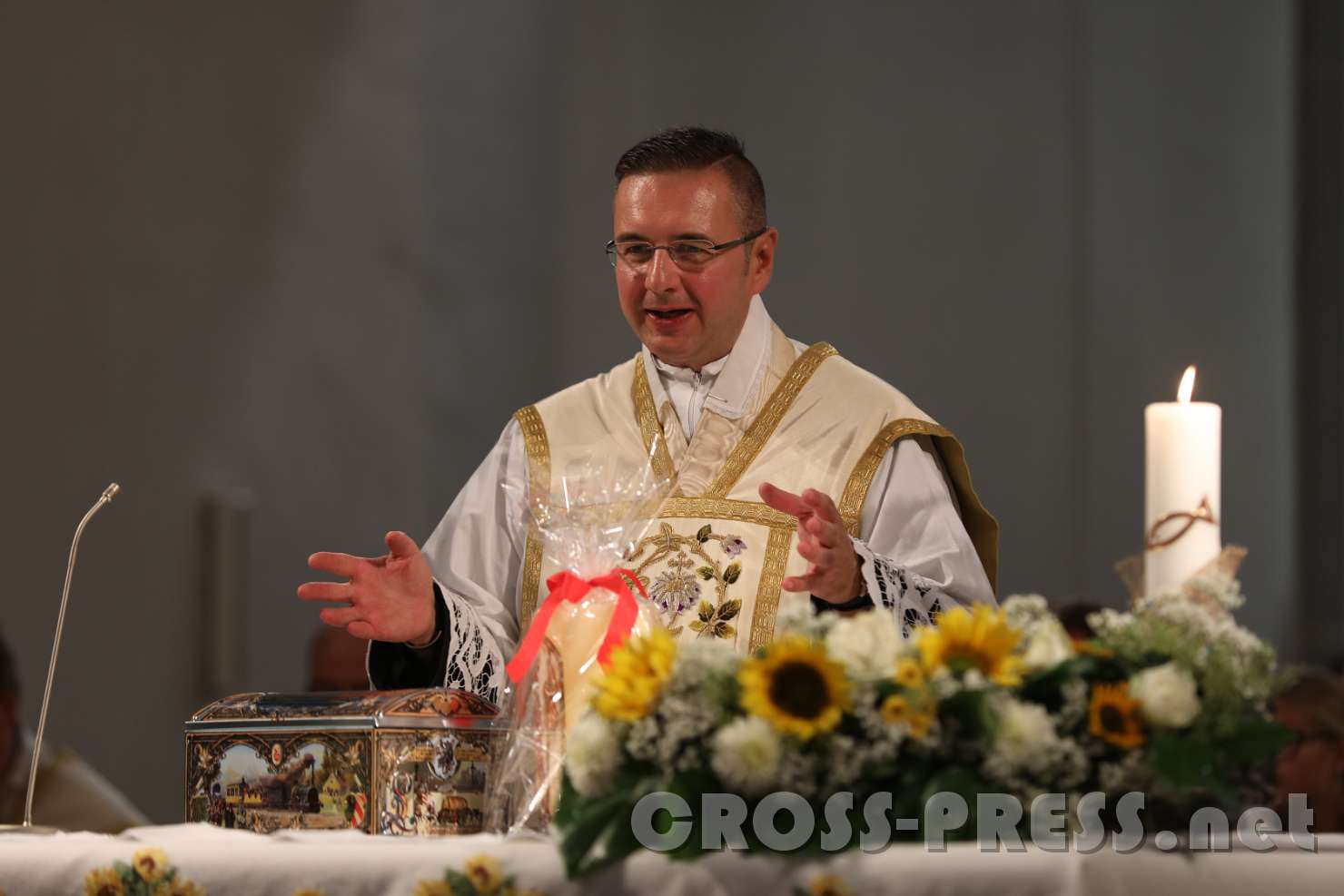 2017.09.10_17.38.01_01.jpg - Pfarrer Nikolaus Vidović bedankt sich für alle Geschenke.
