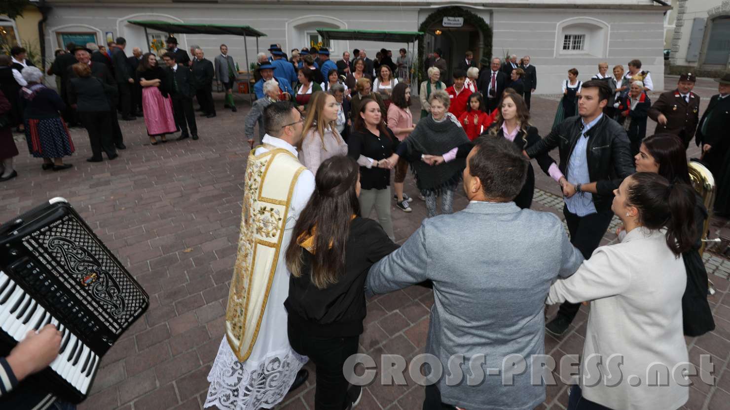 2017.09.10_18.45.57.jpg - Fröhlicher Tanz der Kroaten.