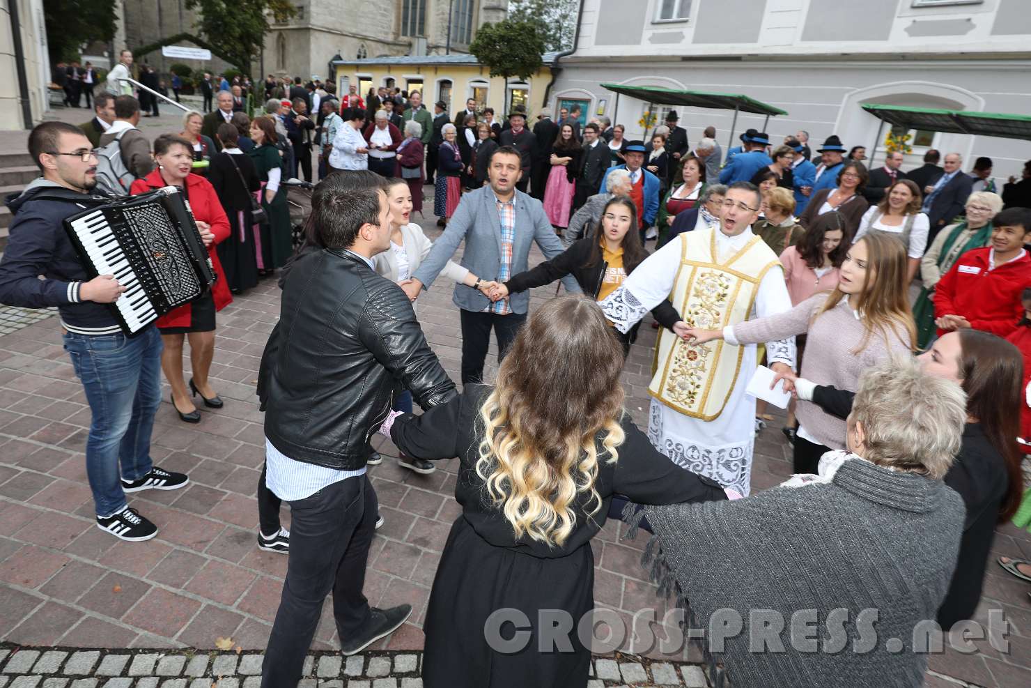 2017.09.10_18.46.22_01.jpg - Pfr. Nikola beteiligt sich am Tanz seiner Landsleute.