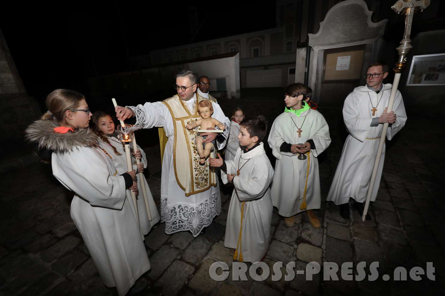 2017.12.24_23.57.08.JPG - Einzug mit dem "Christkind"