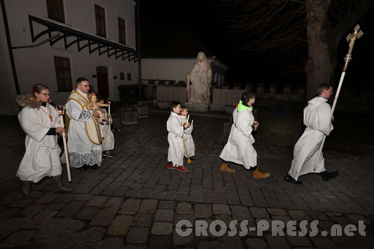 2017.12.24_23.58.30.JPG - Einzug mit dem "Christkind"