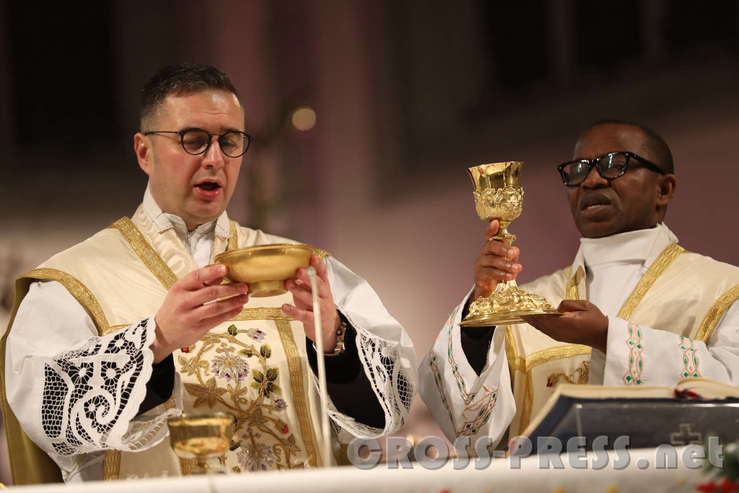 2017.12.25_00.50.43.JPG - Doxologie, Pfarrer Vidović und Kaplan Marius Oluigbo