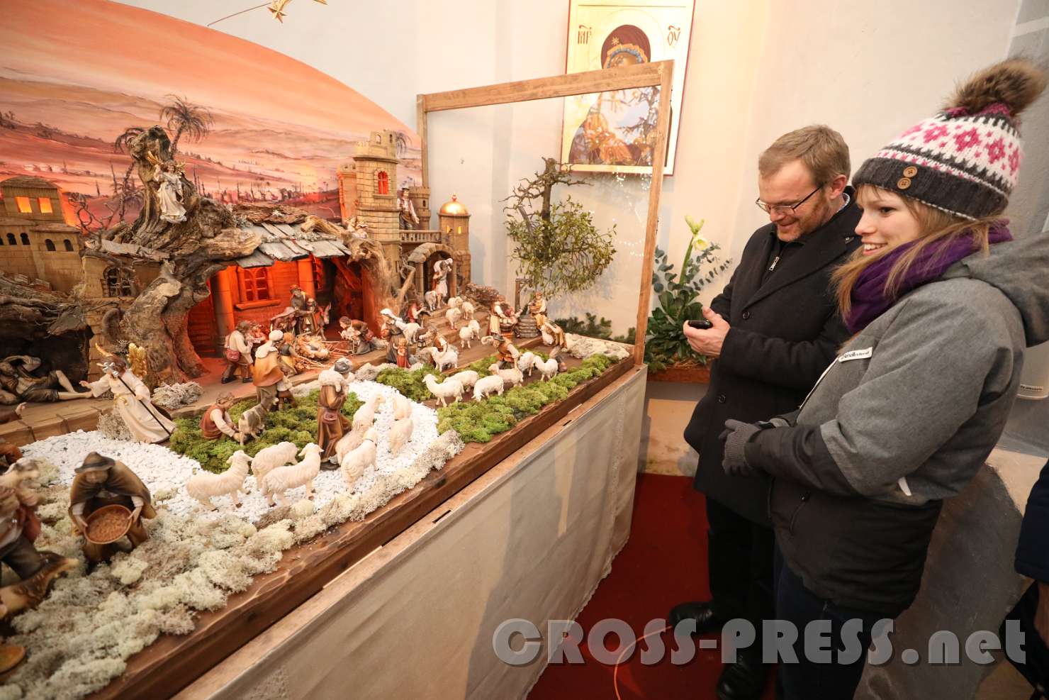 2017.12.25_01.33.04.JPG - Die neue Grödnertaler Krippe wird bewundert.