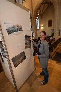 Lange Nacht der Kirchen - Haag Fotografin Dr. Ursula Wolf vor ihren Bildern.