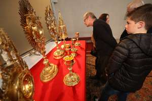 Lange Nacht der Kirchen - Haag Ausgestellte Monstranzen und Kelche werden bewundert.