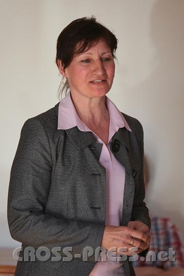 2011.04.02_16.47.25_01.jpg - Zur Aussprache stand auch Frau Johanna, Kindergartenpädagogin und Mutter von 4 Kinder, zur Verfügung.