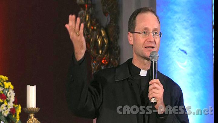 BischofTurnovski.jpg - Auch Jugendbischof Stephan Turnovszky gab den Jugendlichen sein Lebenszeugnis, sowie enorm wichtige Tipps zur Verteidigung des Glaubens im Alltag mit auf den Weg.