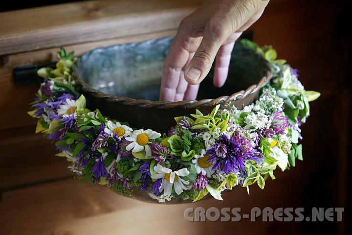 2008.05.24_15.24.48_01.jpg - Sogar das Weihwasserbecken war pr�chtig geschm�ckt.