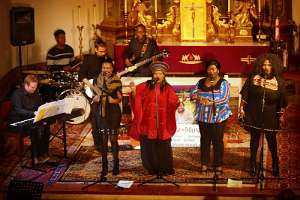 Smiley & Friends: Easter Gospel Concert V.l.n.r., 1.Reihe: Christoph Schönegger (Keyboard, Austria), Noma Gagisa (Sängerin, Zimbabwe), Smiley Divinzenz (Chorleiterin, Südafrika), Jennifer Chukwu...