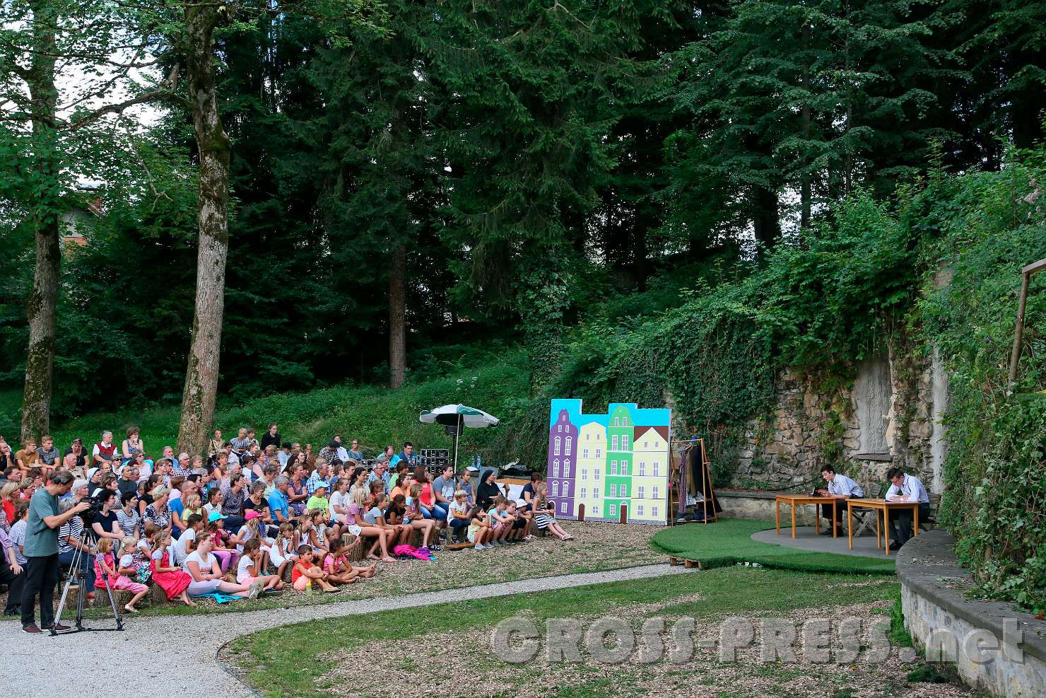2017.07.29_17.00.16.jpg - Ein Teil des Publikums vor der Naturbühne (rechts) ...