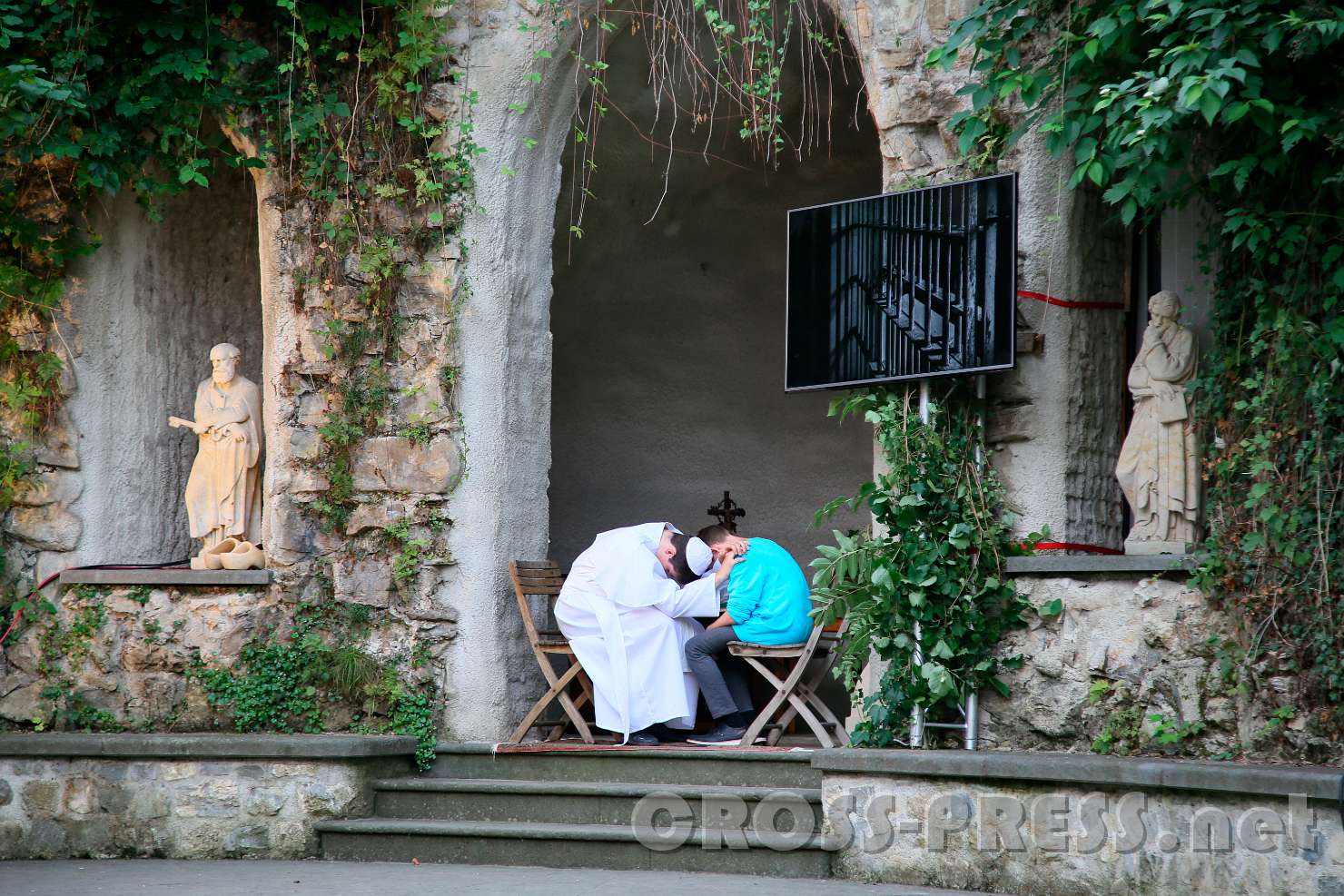 2017.07.29_18.44.48.jpg - Der Papst besucht den Attentäter im Gefängnis und vergibt ihm.