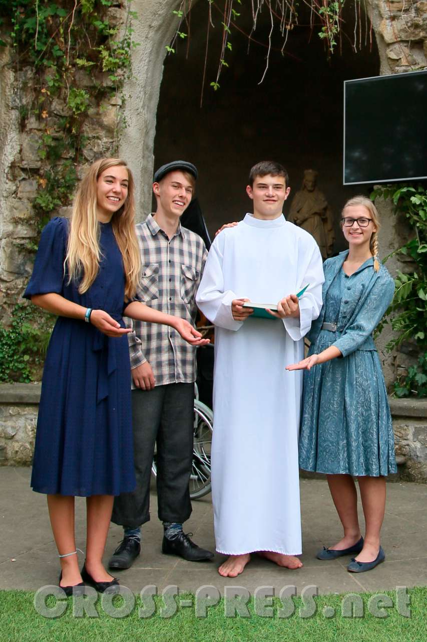 2017.07.29_19.18.13_c1.jpg - Schwester Faustyna: Gloria Gutleder, Karols Freund Bartosch: Florian Schlager, Josef Ertl als Papst Johannes Paul II. und Viktoria Bauernberger als Studentin Anja.