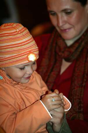 Firmung Seitenstetten 2006 Wenn's zu lang wird, sind Mamas Finger ein tolles Spielzeug.