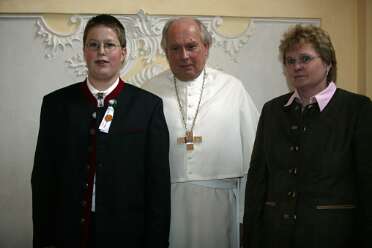 Foto mit Sakramentspender Auf der Abteistiege.