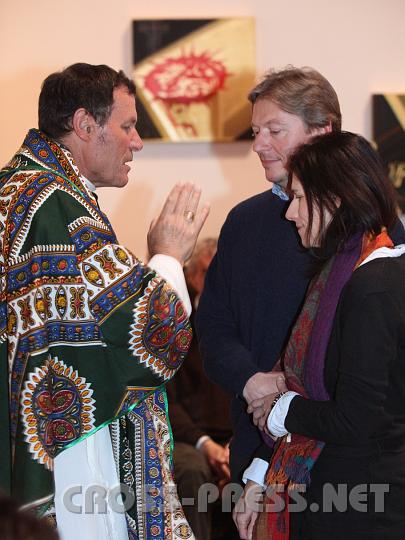 2009.02.15_10.36.27.jpg - So wie Dr. Harald und Dr. Gabriele Sandmayr bekam jedes (Ehe-)Paar von Abt Berthold Heigl die H�nde aufgelegt und einen pers�nlichen Segen.