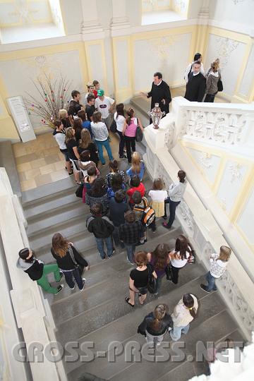 2009.04.24_15.54.52.jpg - Eine Gruppe Firmkandidaten aus Amstetten f�hrt Abt P.Berthold pers�nlich durch die Ausstellung.