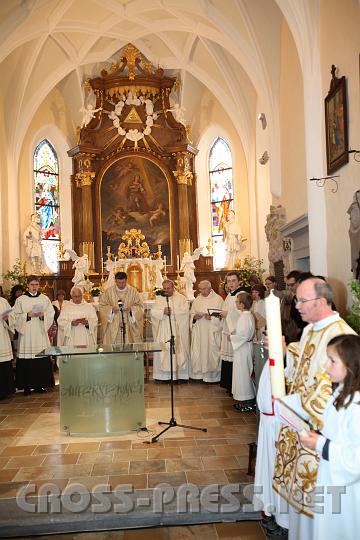 2009.04.19_10.10.15.jpg - P.Altmann mit der Osterkerze, welche das Feuer f�r Weihrauch und Altarkerzen spendet.
