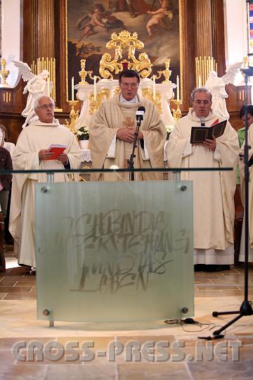 2009.04.19_10.16.37.jpg - Abt P.Berthold Heigl, Propst Raimund Breiteneder und Pfarrer P.Michael Prinz zelebrieren (u.a.) den Festgottesdienst zur Kirchweihe.