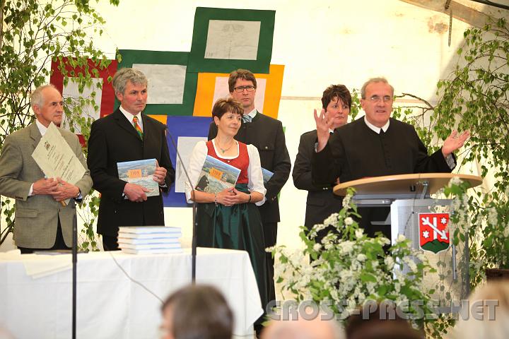 2009.04.19_12.19.03.jpg - Im Festzelt honorierte Pfarrer P.Michael die Beteiligten am Projekt "St.Veit 1109" mit der Festschrift zur Sonderausstellung.   Josef Kern (ganz links) bekam f�r sein Engagement den Hippolytorden aus Bronze.