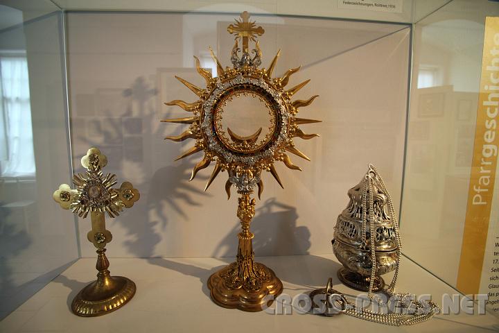 2009.04.24_15.51.01.jpg - Strahlenmonstranz (mitte) aus Windhag, um 1650.