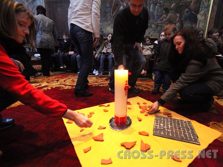 2009.04.02_15.23.47.jpg - Rege Beteiligung der Eltern beim 2. Weg-Gottesdienst, bei welchem den Kindern durch Symbolik erkl�rt wird, dass manche Sch�den im Leben nur Gott wieder gut machen kann.