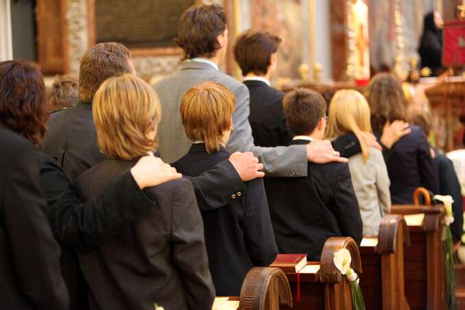 Firmung mit Abt Berthold Heigl und Bischof Philip Anyolo So wie bei der Firmsalbung, legten die Firmpaten beim Schlusssegen ihre Hand auf die Schulter ihrer Patenkinder. Die Handauflegung durch die Paten sei ein...