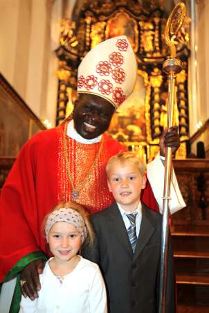Firmung mit Abt Berthold Heigl und Bischof Philip Anyolo Nach der Firmmesse gab es Fotostunde mit Abt und Bischof. Sarah und Raphael Rammel, Cousin und Cousine von Firmling Julia, wünschten sich auch ein Foto mit dem...