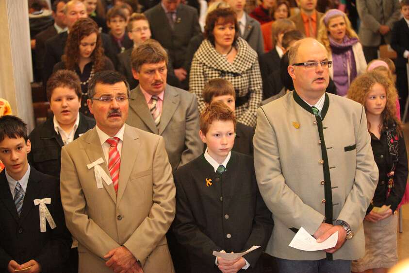 Firmung mit Abt Berthold Heigl und Propst Raimund Breiteneder um 08h Die Paten mit ihren Firmlingen zu Beginn der Messe.