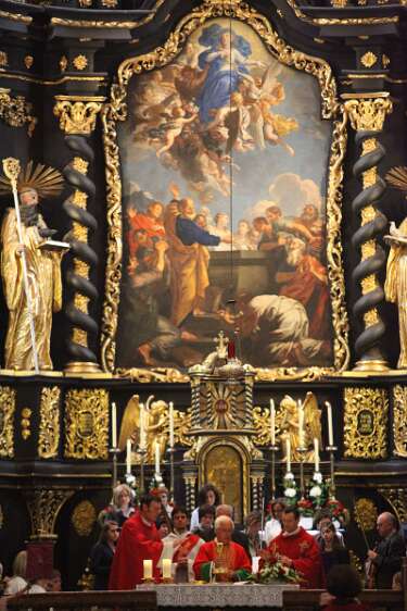 Firmung mit Abt Berthold Heigl und Propst Raimund Breiteneder um 08h