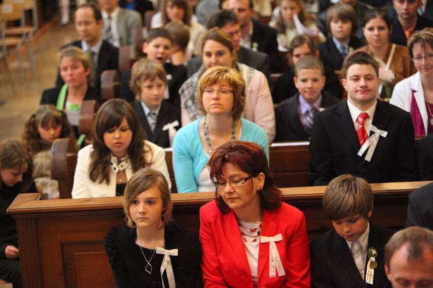 Firmung mit Abt Berthold Heigl und Propst Raimund Breiteneder um 08h