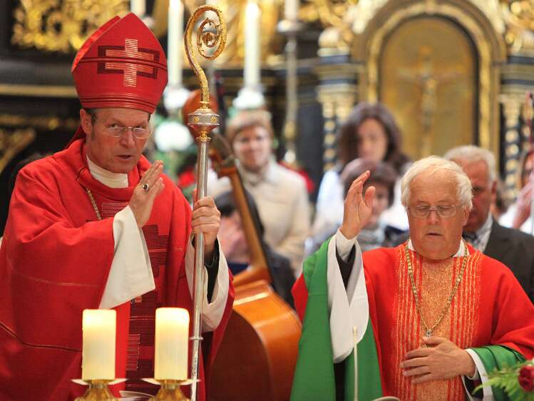 Firmung mit Abt Berthold Heigl und Propst Raimund Breiteneder um 08h Abt Berthold und Propst Raimund erteilen den Schlusssegen.