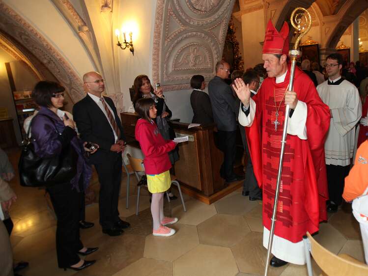 Firmung mit Abt Berthold Heigl und Propst Raimund Breiteneder um 08h