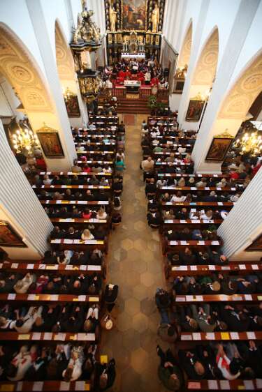 Firmung mit Abt Berthold Heigl und Propst Raimund Breiteneder um 10:30h