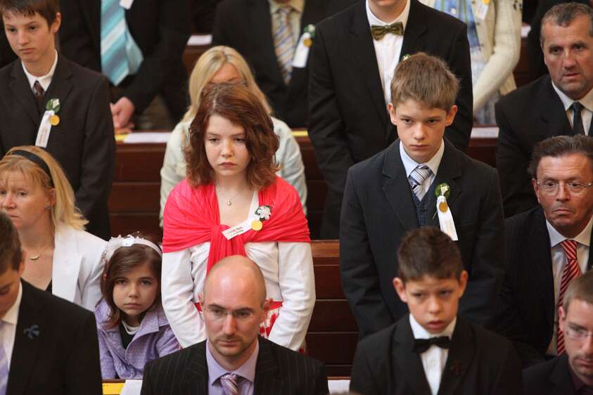 Firmung mit Abt Berthold Heigl und Propst Raimund Breiteneder um 10:30h Bei der Erneuerung des Taufversprechens stehen die Firmlinge auf. Wenn sie mit lauter und selbstbewußter Stimme antworten, freut sich der Firmspender. :)