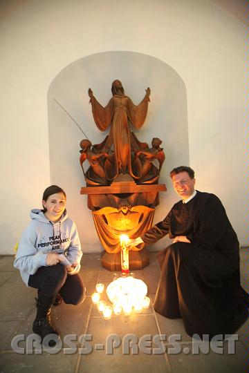 2010.12.03_22.07.26.jpg - P. Dominik und Melanie vor der Marienstatue.