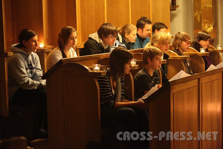 2010.12.03_21.06.15.jpg - Chorb�nke zu dr�cken macht doch viel mehr Spa� als Schulb�nke.  ;))