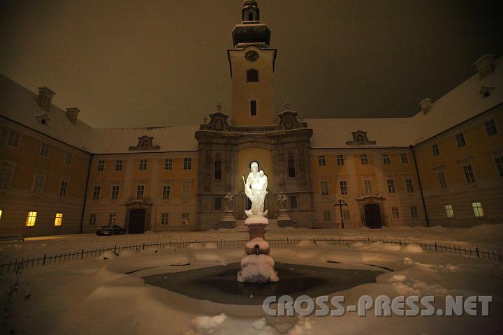 2010.12.03_22.56.09.jpg - W�hrend die Jugendlichen drinnen beten und singen, wacht drau�en im Seitenstettener Stiftshof die "Schneemadonna".  :)