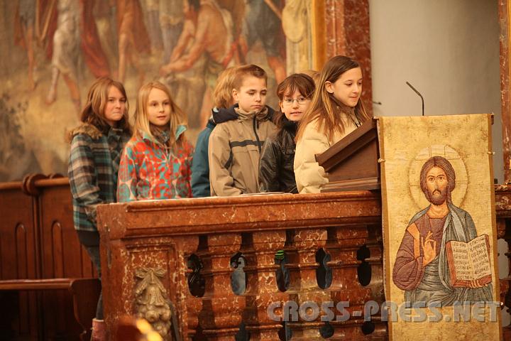2011.03.09_10.27.18.jpg - Am Ende des Wortgottesdienstes trugen Schüler der 1d die Fürbitten vor.
