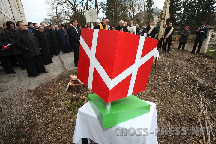 2011.03.21_11.13.43.jpg - Der von einem Altseitenstettner in Anlehnung an das Stiftswappen gestaltete Würfel soll die Spenden für den Bau aufnehmen...