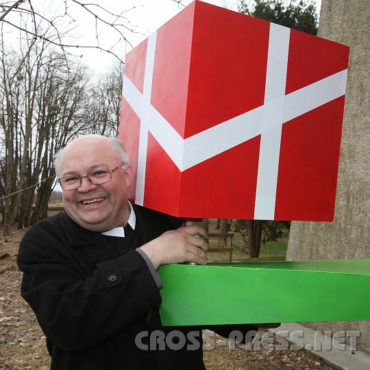 2011.03.21_11.29.59.jpg - P.Petrus hat als Schuldirektor ganz besonders Grund zur Vorfreude auf die neue Turnhalle.