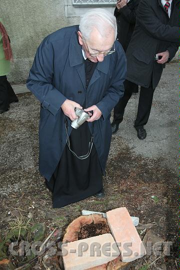 2011.03.21_11.30.25.jpg - Auch die uralten Ziegel mit der Prägung SS+ werden in die Grundmauer der Turnhalle mit eingemauert.