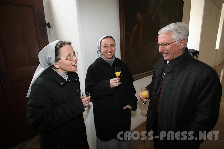 2011.03.21_11.41.44.jpg - Die neugebackenen Seitenstettnerinnen, Sr. Antonia und Sr. Michaela (Moderatorin bie Radio Maria) im Gespräch mit ihrem Bgm. Franz Deinhofer.