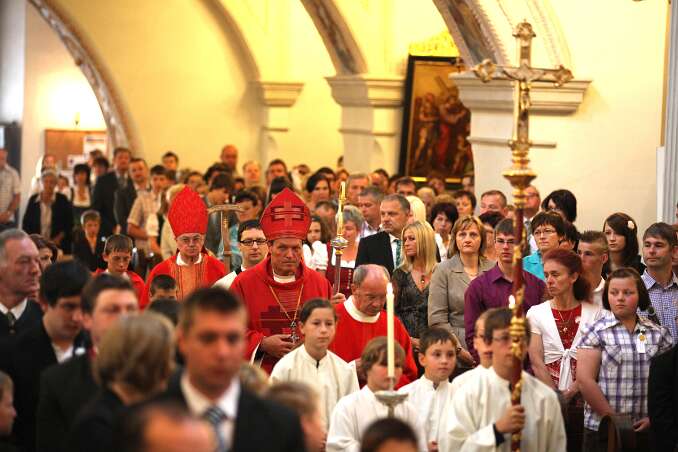 Dekanatsfirmung 2011 - hl.Messe 8h Abt Johannes und Abt Berthold ziehen feierlich in die Kirche ein.