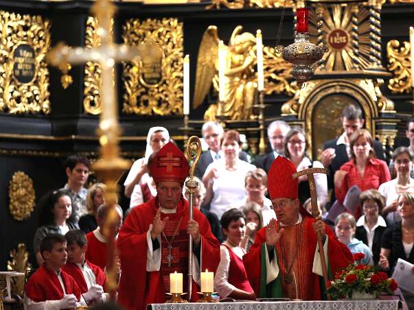 Dekanatsfirmung 2011 - hl.Messe 8h Abschlusssegen erteilen Abt Berhold Heigl und Altabt Johannes Gartner.