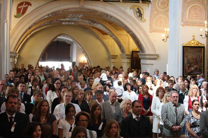Dekanatsfirmung 2011 - hl.Messe 10h30 Die Firmlinge und ihre Verwandten füllten die Stiftskirche bis zum Eingang.