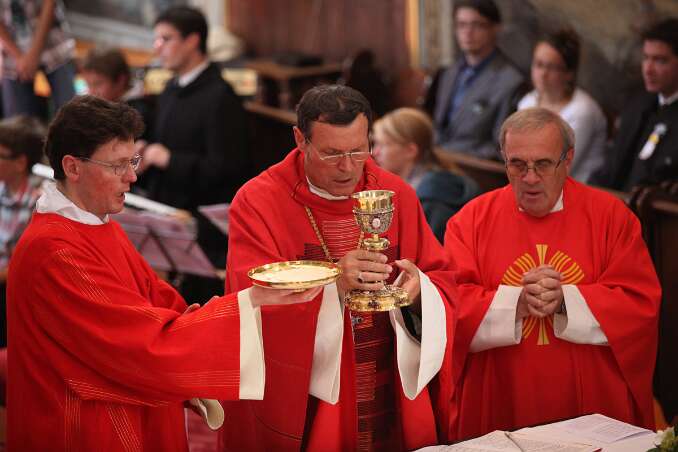 Dekanatsfirmung 2011 - hl.Messe 10h30 P.Dominik Riegler, Abt Berthold Heigl und Pfarrer Michael Prinz.