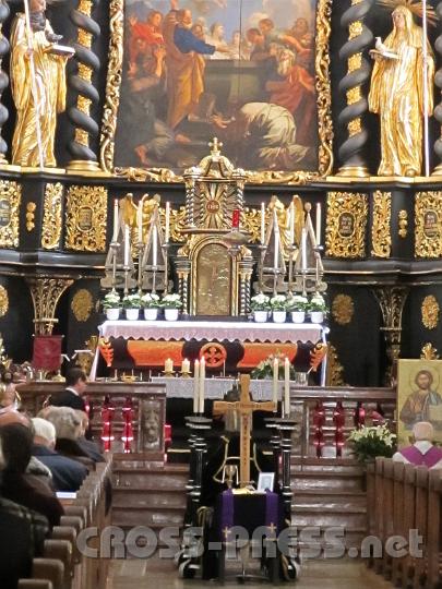 2012.04.13_14.57.39.jpg - Sarg von P.Benedikt Wagner, aufgebahrt in der Stiftskirche.