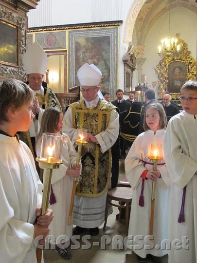 2012.04.13_15.10.25.jpg - Weihbischof Leichtfried und Abt Berthold begleiten P.Benedikt auf seinem letzten Weg.